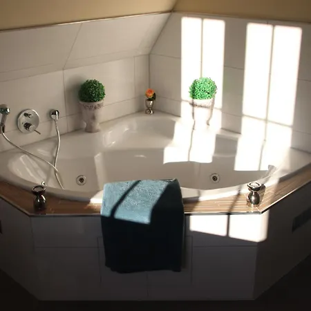 Mit Garten, Sauna, Kamin Und Whirlpool Glowe