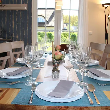 Mit Garten, Sauna, Kamin Und Whirlpool Holiday home Glowe
